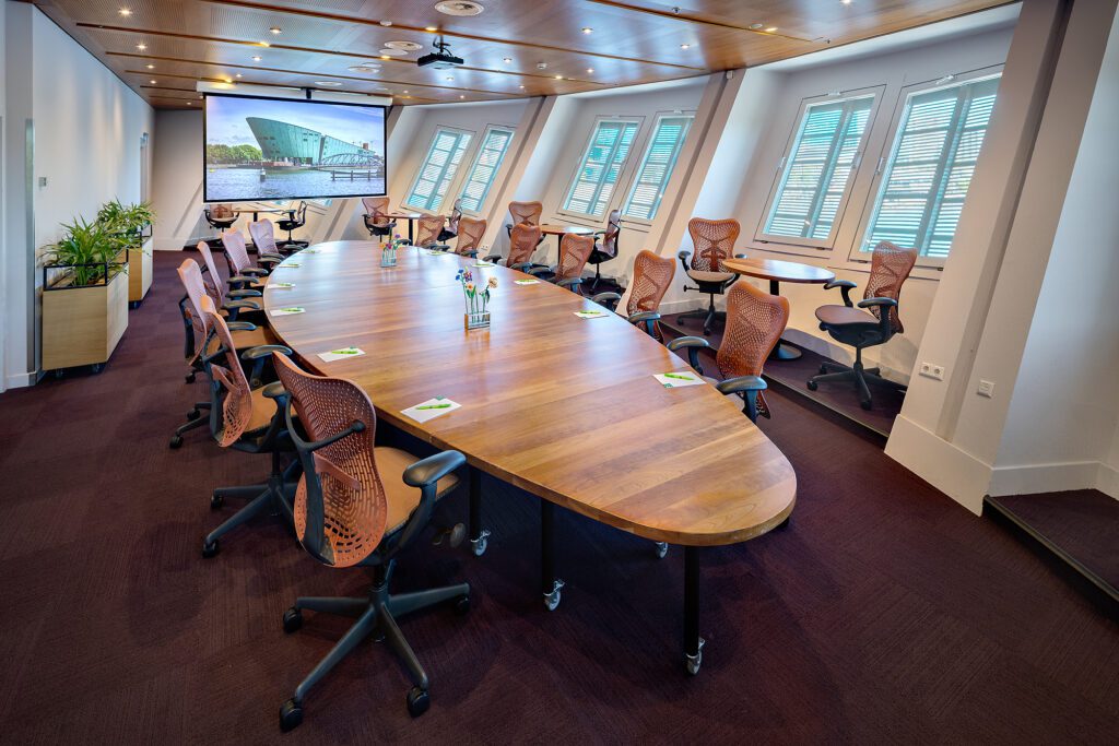 NEMO; Boardroom, grote opstelling & beamer